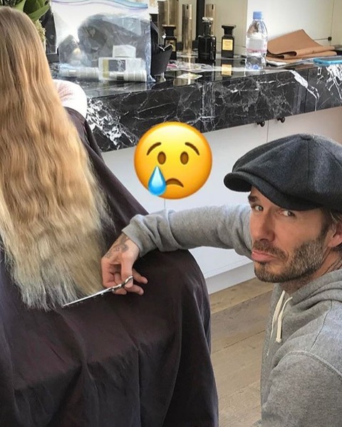 ハーパーちゃんの髪を切るパーカー姿のデビッド・ベッカム