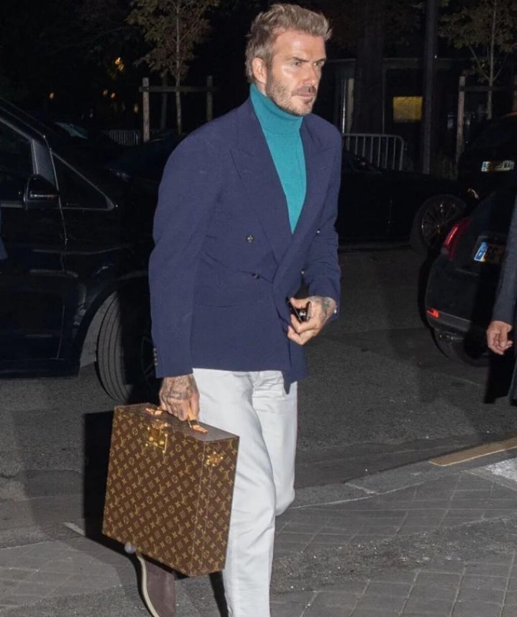 紺のジャケットにターコイズブルーのタートルネック ルイヴィトンバックのデビッド ベッカム メンズセレブファッションニュース 紺のジャケットにターコイズブルーのタートルネック ルイヴィトンバックのデビッド ベッカム メンズセレブファッションニュース
