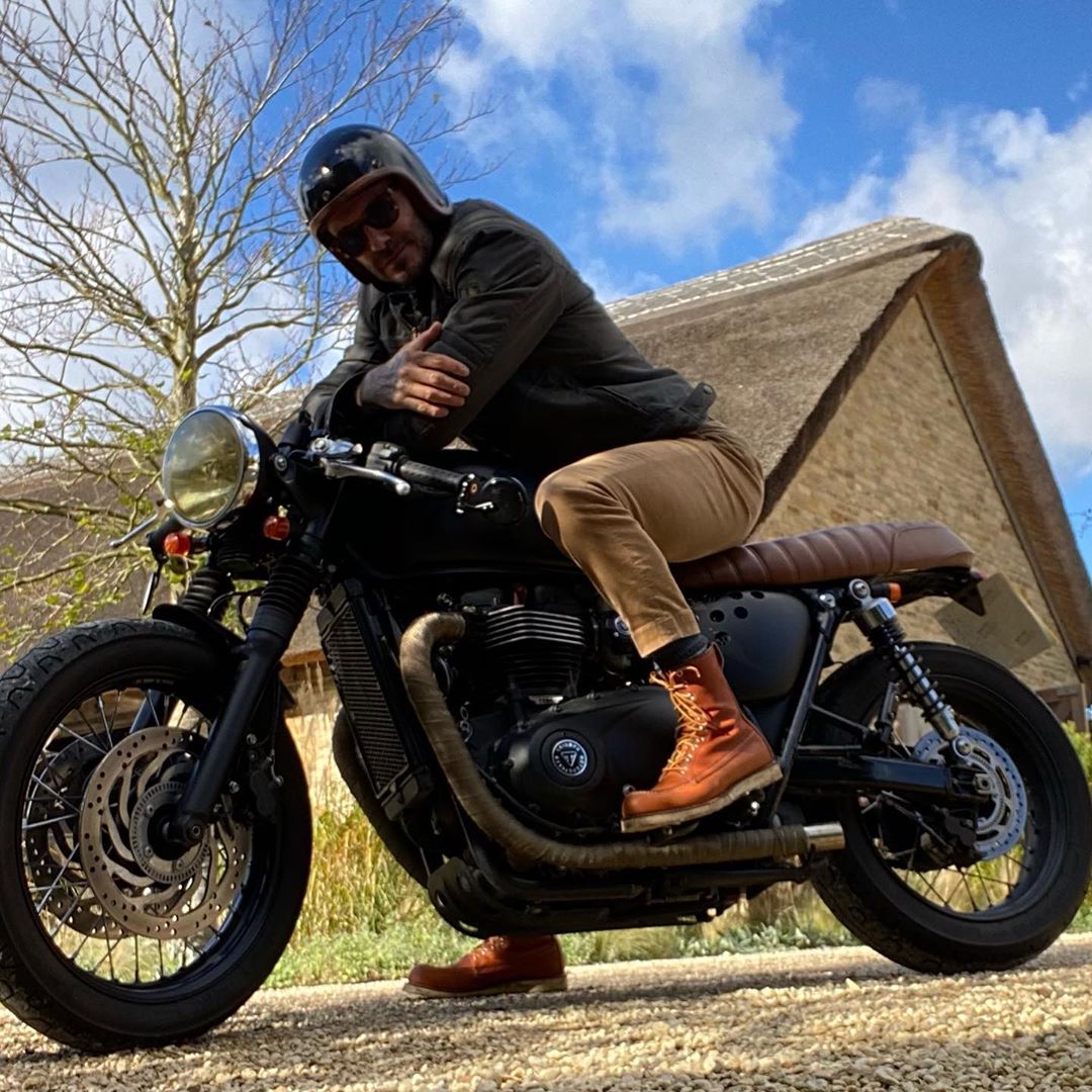 レッドウィングを履いてバイクに跨るデビッド ベッカム メンズセレブファッションニュース