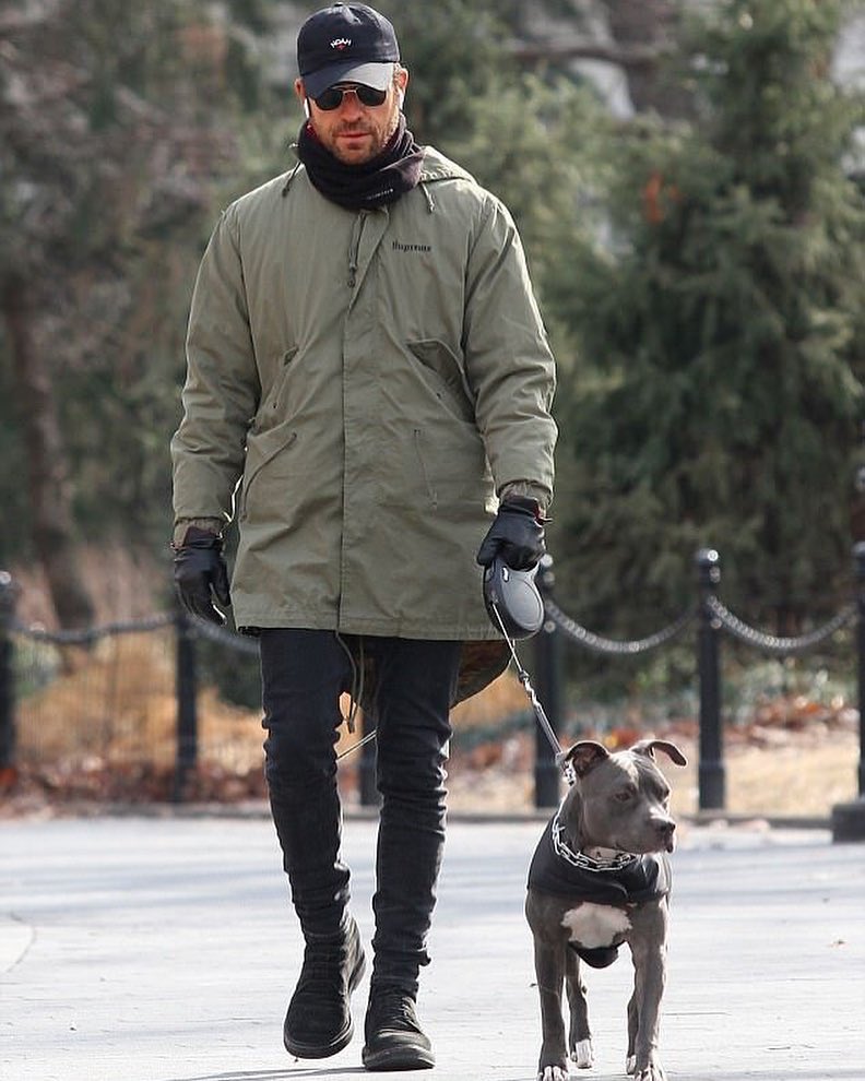 シュプリームのコートに3x1デニムで犬の散歩 ジャスティン セロー メンズセレブファッションニュース