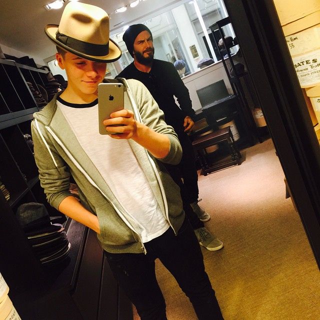 帽子試着でお父さんデビッド ベッカムと一緒に写るブルックリン メンズセレブファッションニュース