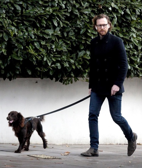 犬を散歩中のトム・ヒドルストン