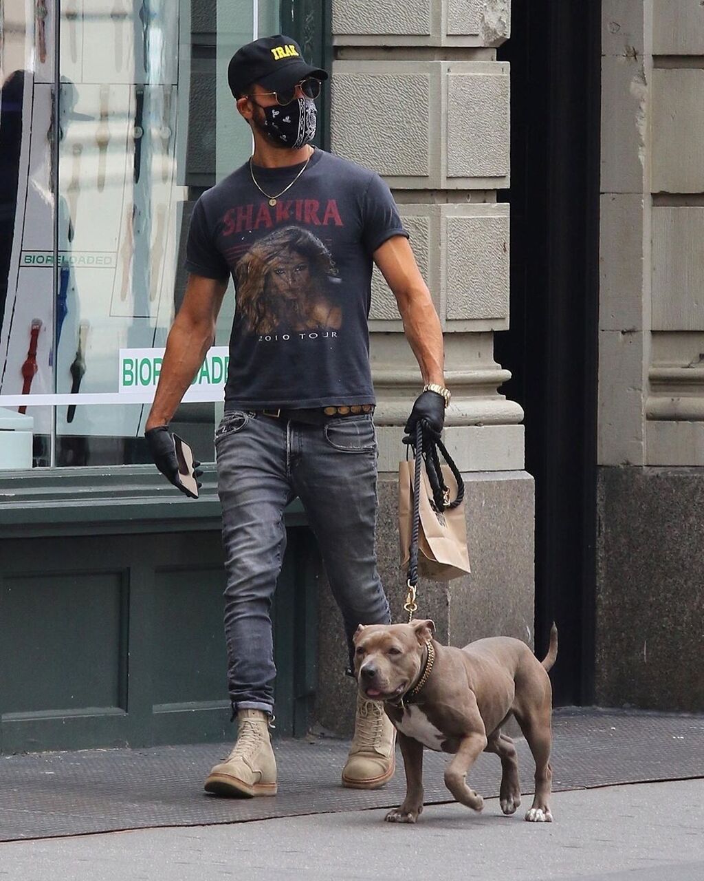 シャキーラtシャツを着て犬の散歩をするジャスティン セロー メンズセレブファッションニュース