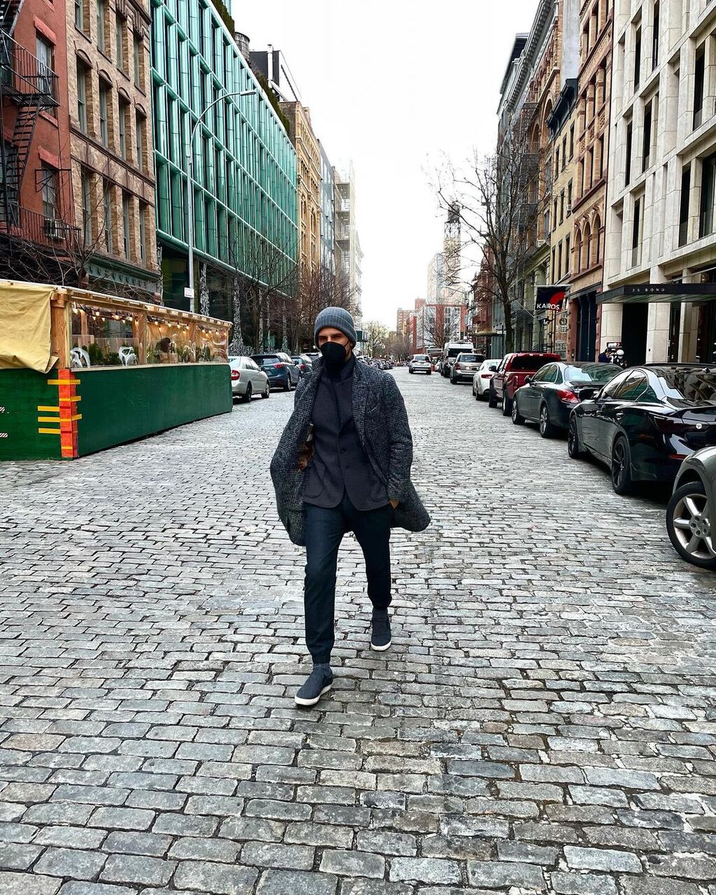 コートにワッチキャップ 黒マスクのヨハネス ヒューブル メンズセレブファッションニュース