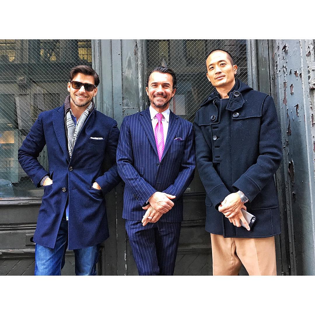 紺のチェスターコート 立て襟着こなしがカッコいいヨハネス ヒューブル メンズセレブファッションニュース