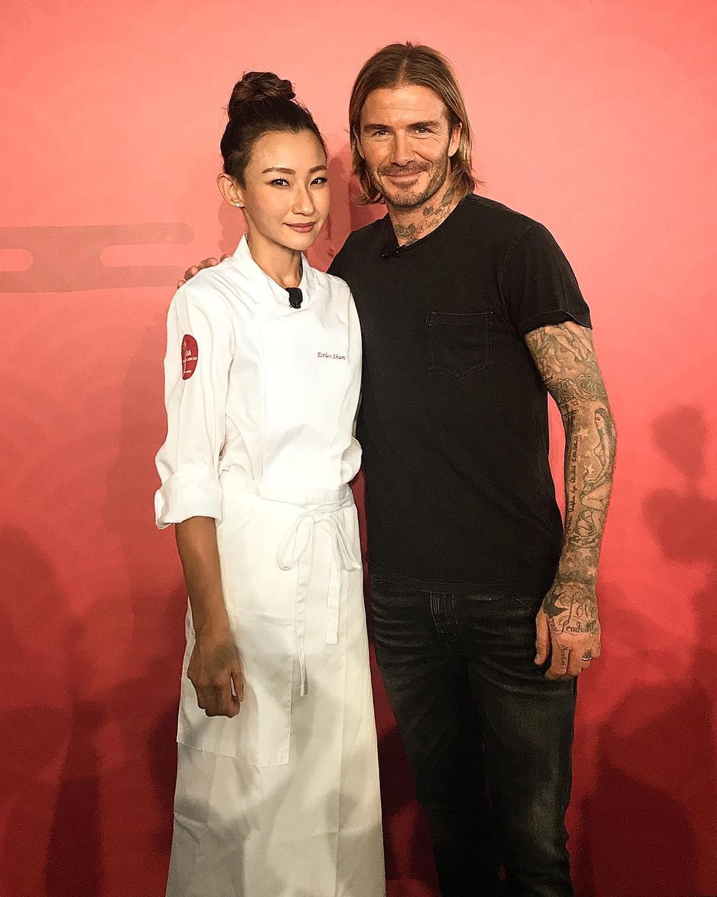 香港のレストラン ウォーターマーク で料理家と一緒に写真を撮るデビッド ベッカム メンズセレブファッションニュース