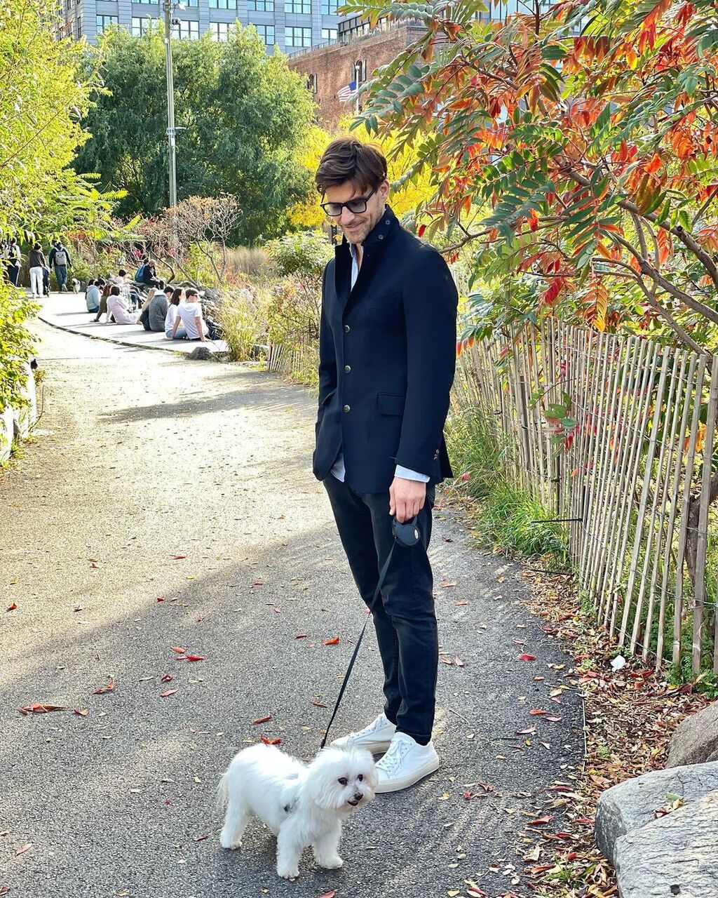 ヨハネス ヒューブル ジャケットの襟を立てて犬の散歩 メンズセレブファッションニュース