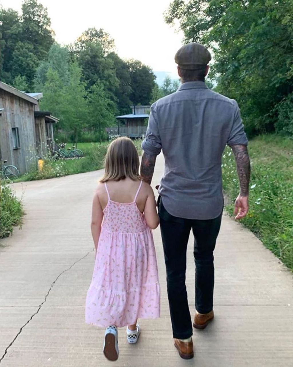 デビッド ベッカムとハーパー ベッカムの後ろ姿 メンズセレブファッションニュース