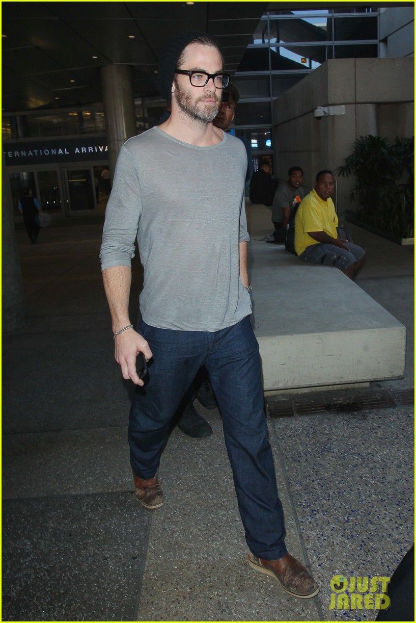 ニット帽に黒ぶち眼鏡で空港を闊歩するクリス パイン メンズセレブファッションニュース