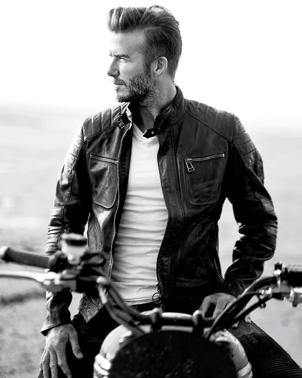 ベルスタッフのライダースジャケットにTシャツのデビッド・ベッカム