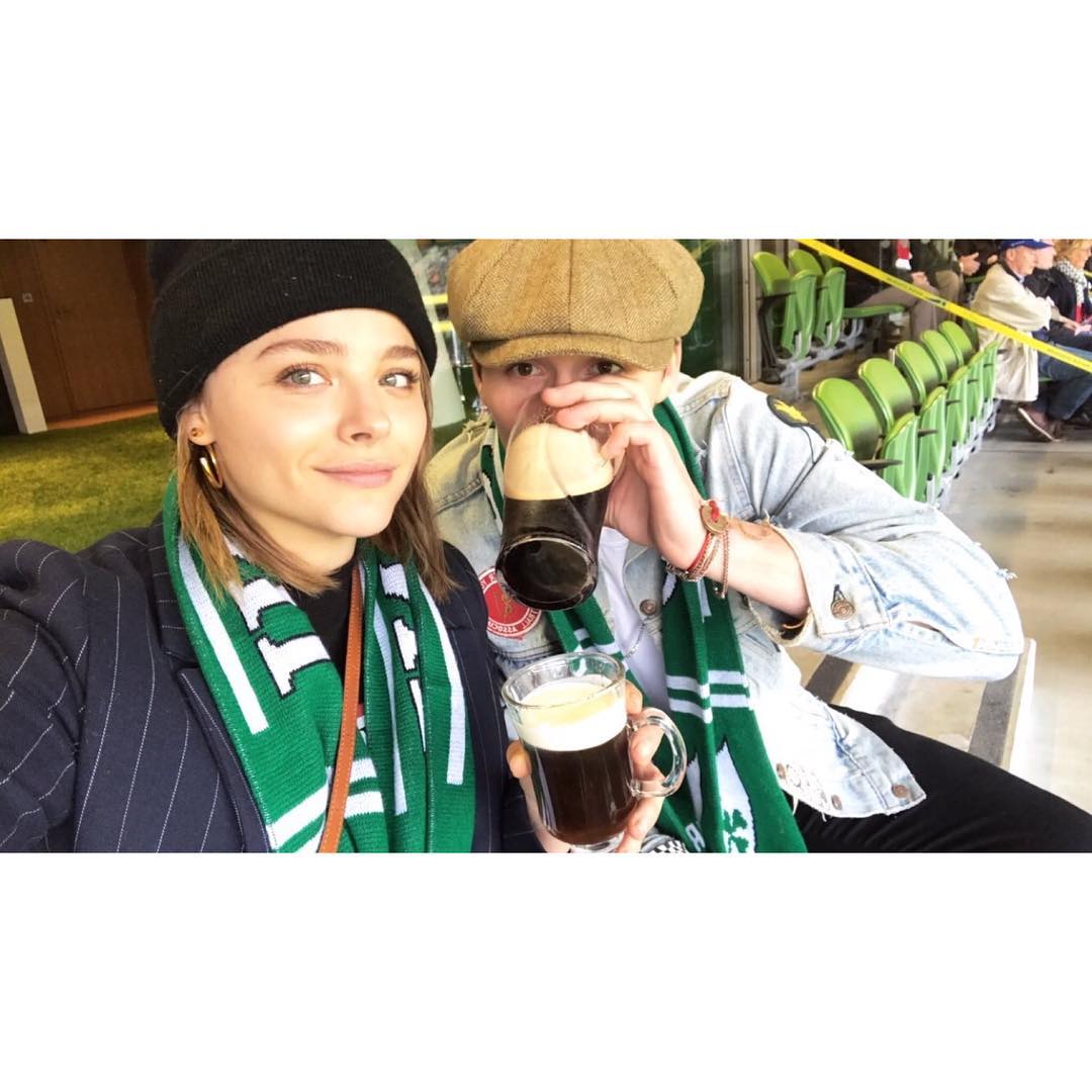 よりを完全に戻したブルックリン ベッカムとクロエ モレッツ 黒ビールを飲んだ後 メンズセレブファッションニュース