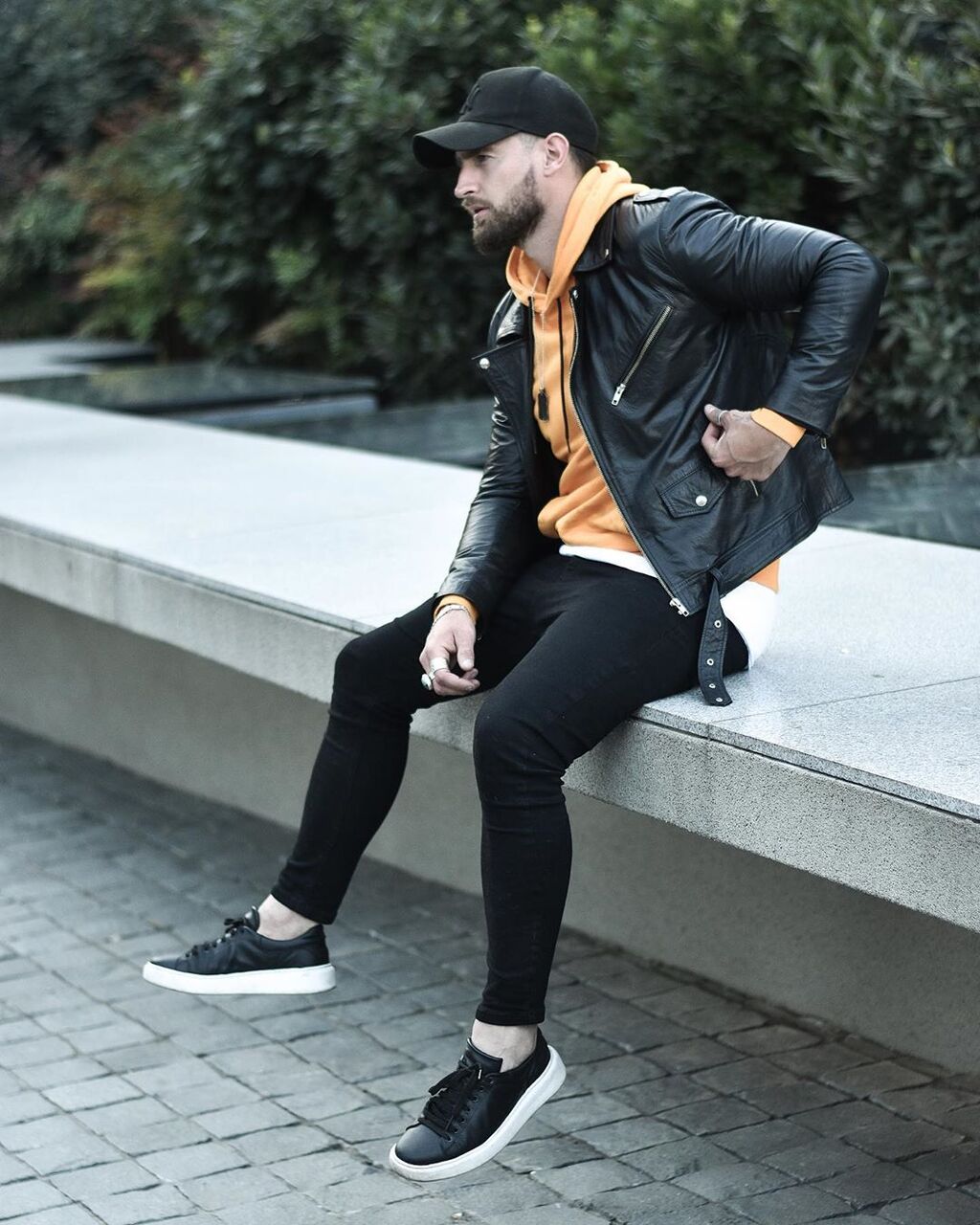 人気インスタグラマー ライダースジャケットにオレンジパーカー 黒のスニーカーがカッコいい メンズセレブファッションニュース