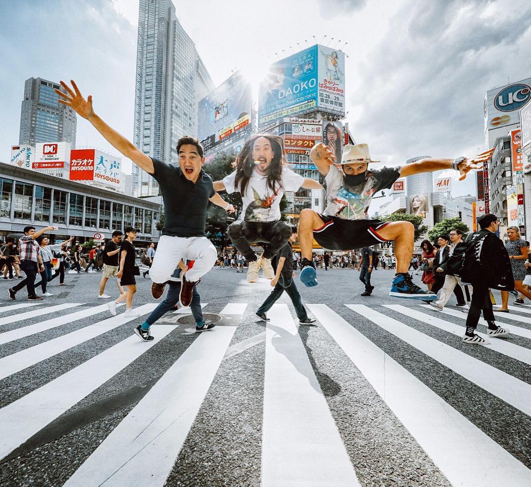 渋谷のスクランブル交差点でジャンプするスティーヴ アオキ メンズセレブファッションニュース 渋谷のスクランブル交差点でジャンプするスティーヴ アオキ メンズセレブファッションニュース