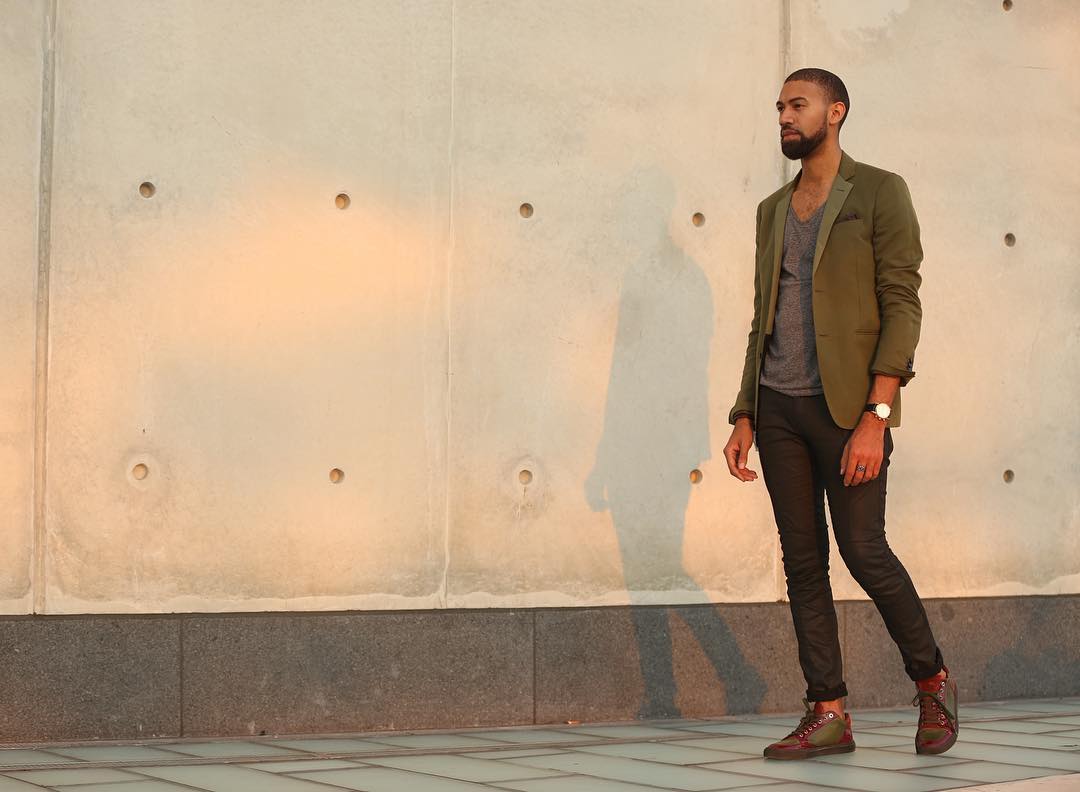 モスグリーンのジャケットにグレーvネックと黒のパンツがカッコいい メンズセレブファッションニュース モスグリーンのジャケットにグレーvネックと黒のパンツがカッコいい メンズセレブファッションニュース