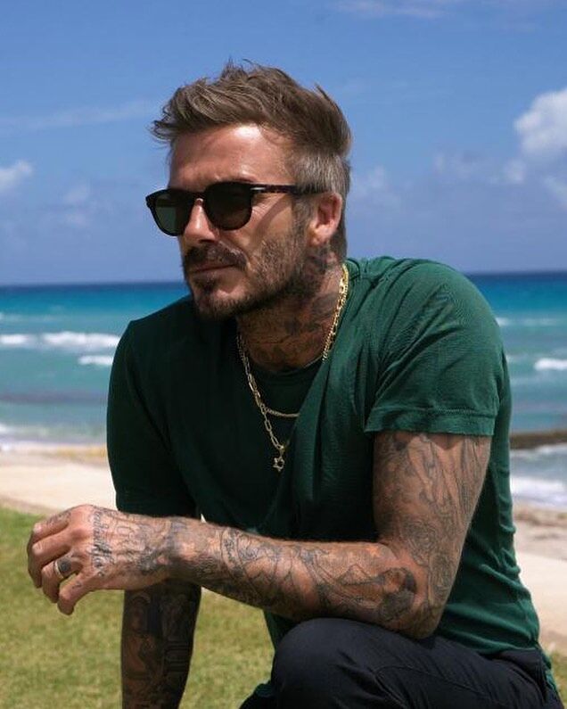 グリーンのtシャツにネックレスがかっこいいデビッド ベッカム メンズセレブファッションニュース グリーンのtシャツにネックレスがかっこいいデビッド ベッカム メンズセレブファッションニュース