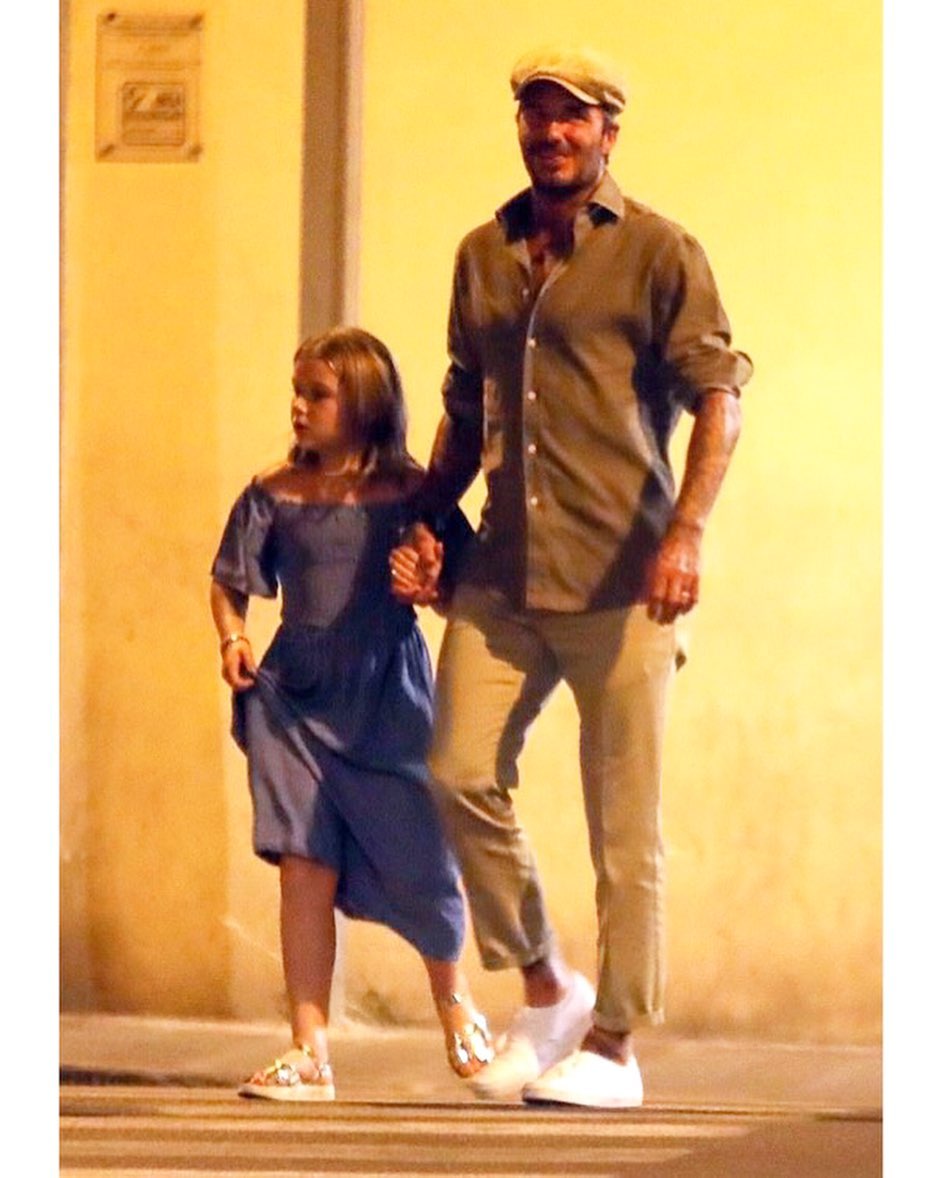 デビッド ベッカム 茶のシャツにベージュのパンツ 白スニーカーでハーパーちゃんと一緒 メンズセレブファッションニュース