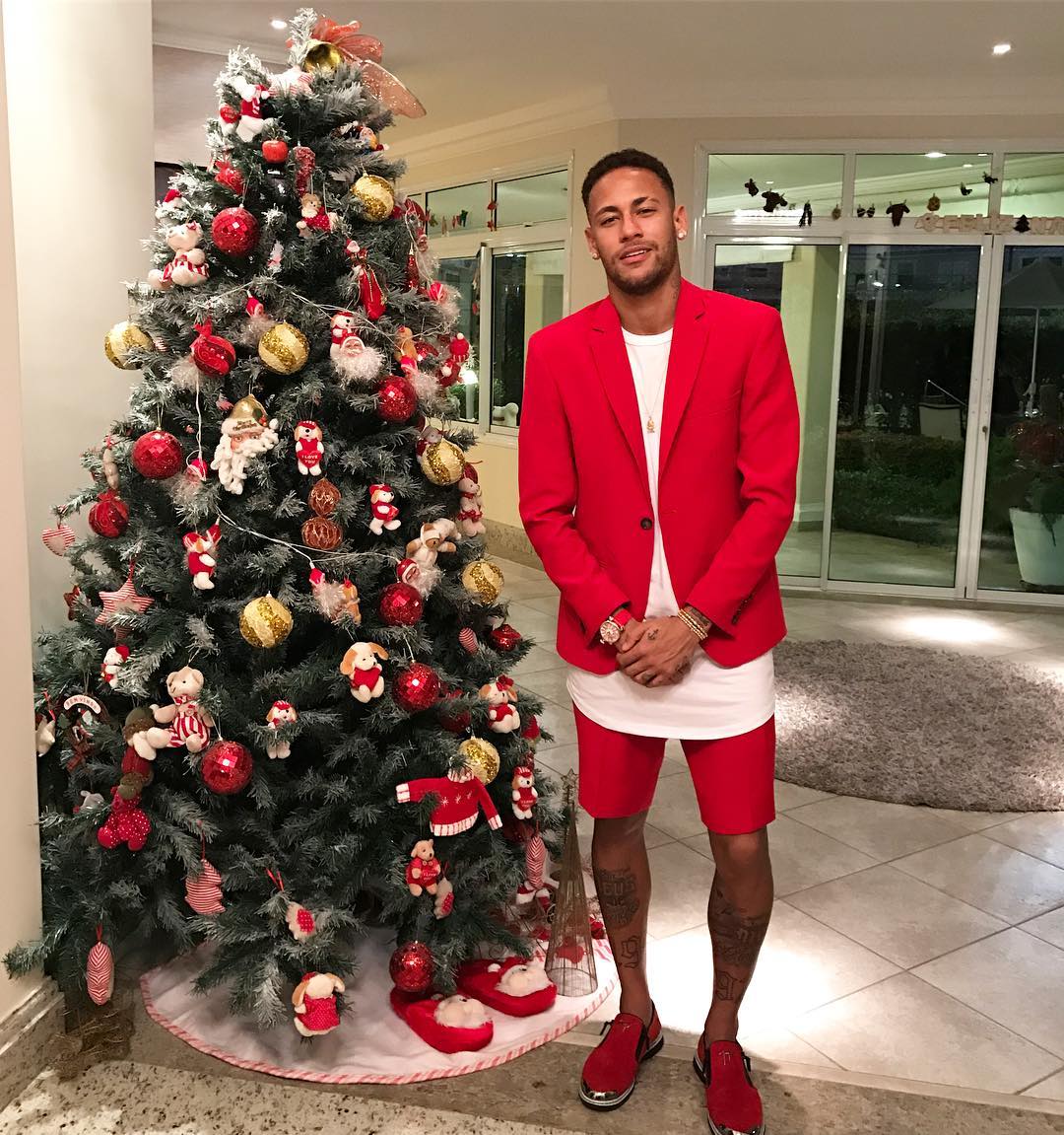 クリスマスだから真っ赤なジャケットに短パンのネイマール メンズセレブファッションニュース クリスマスだから真っ赤なジャケットに短パンのネイマール メンズセレブファッションニュース