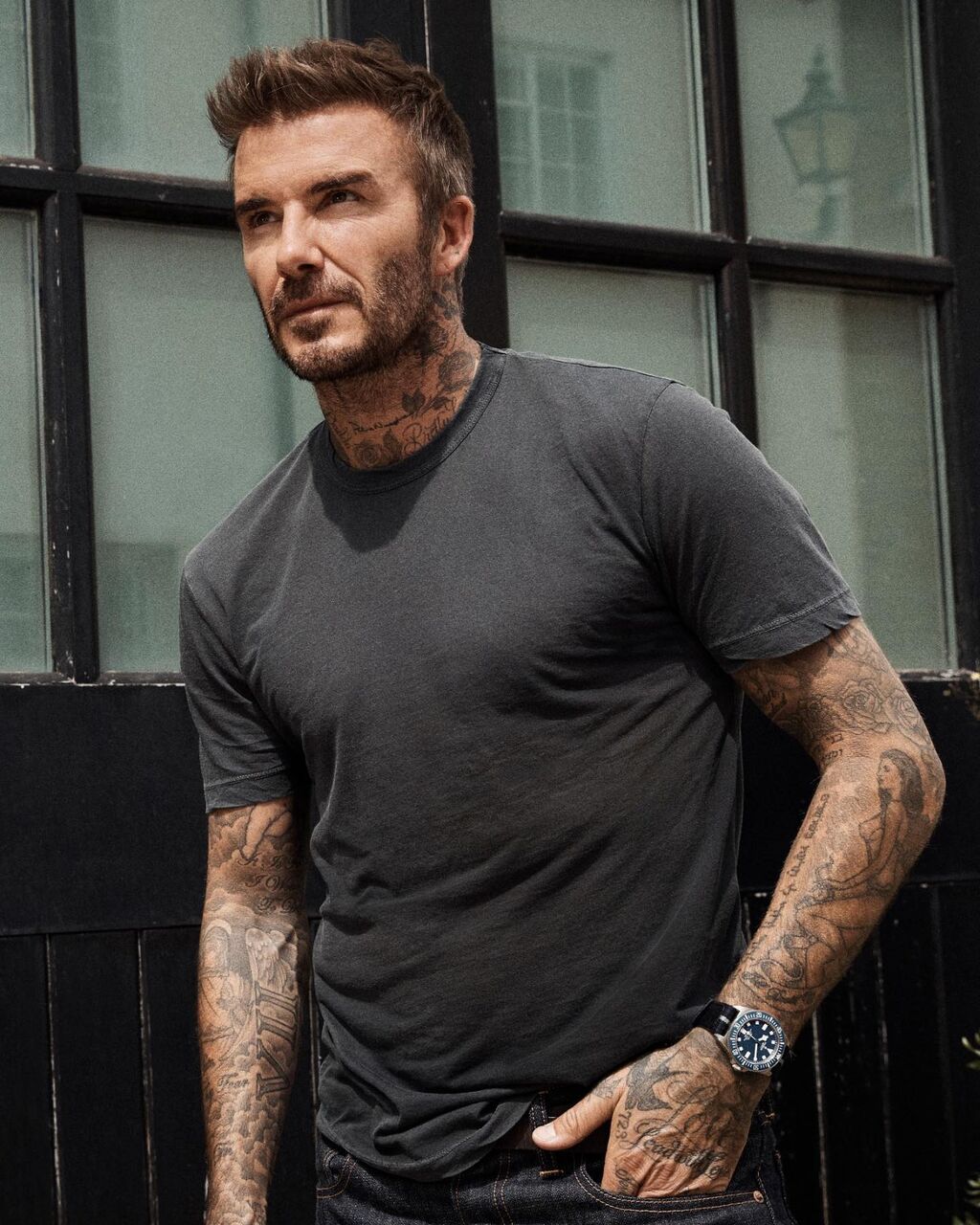 デビッド ベッカム 黒tシャツにデニムにチューダー腕時計をコーデ メンズセレブファッションニュース