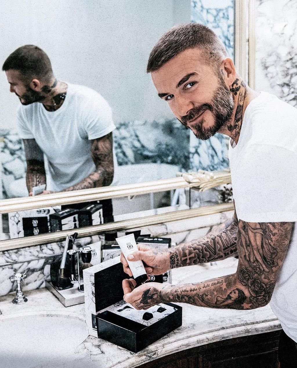 デビッド ベッカム 白tシャツを着て洗顔中 メンズセレブファッションニュース