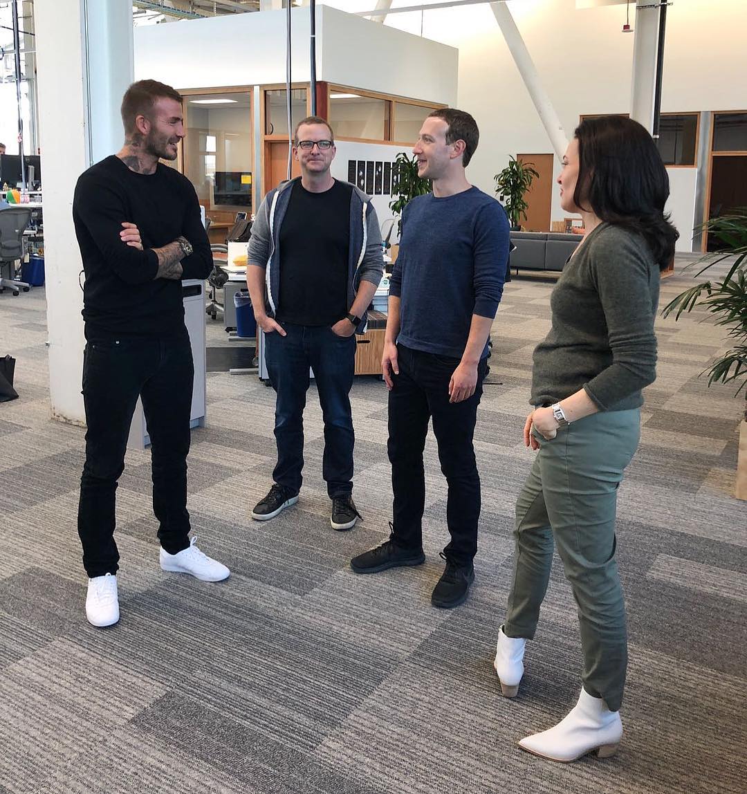 Facebookマーク ザッカーバーグと談笑するデビッド ベッカム メンズセレブファッションニュース