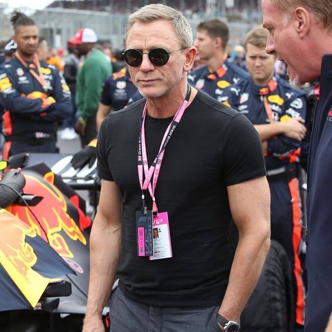 フィット感のある黒tシャツがかっこいい ダニエル クレイグ メンズセレブファッションニュース