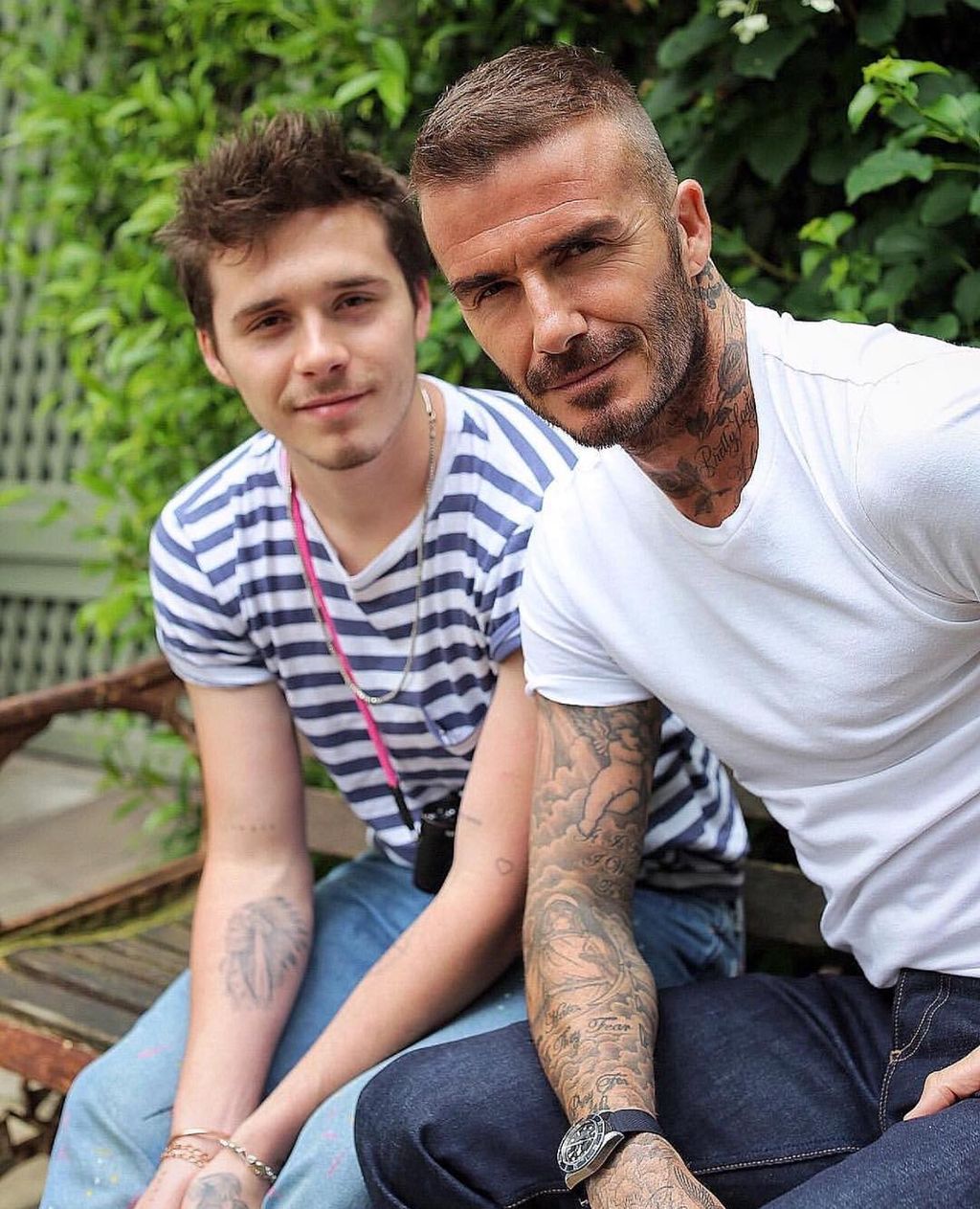 白tシャツのデビッド ベッカムとボーダーtシャツのブルックリン君 メンズセレブファッションニュース