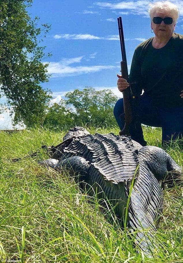 ワニを狩る老婆