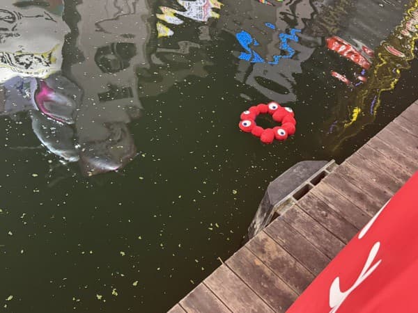 ミャクミャク道頓堀に飛び込む