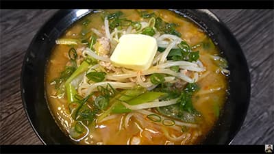 味噌ラーメンに野菜たくさんのせて魚粉かけて食べるのにハマった