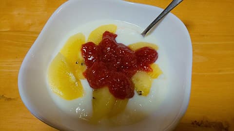 ヨーグルトにゴールデンキウイを入れたデザート