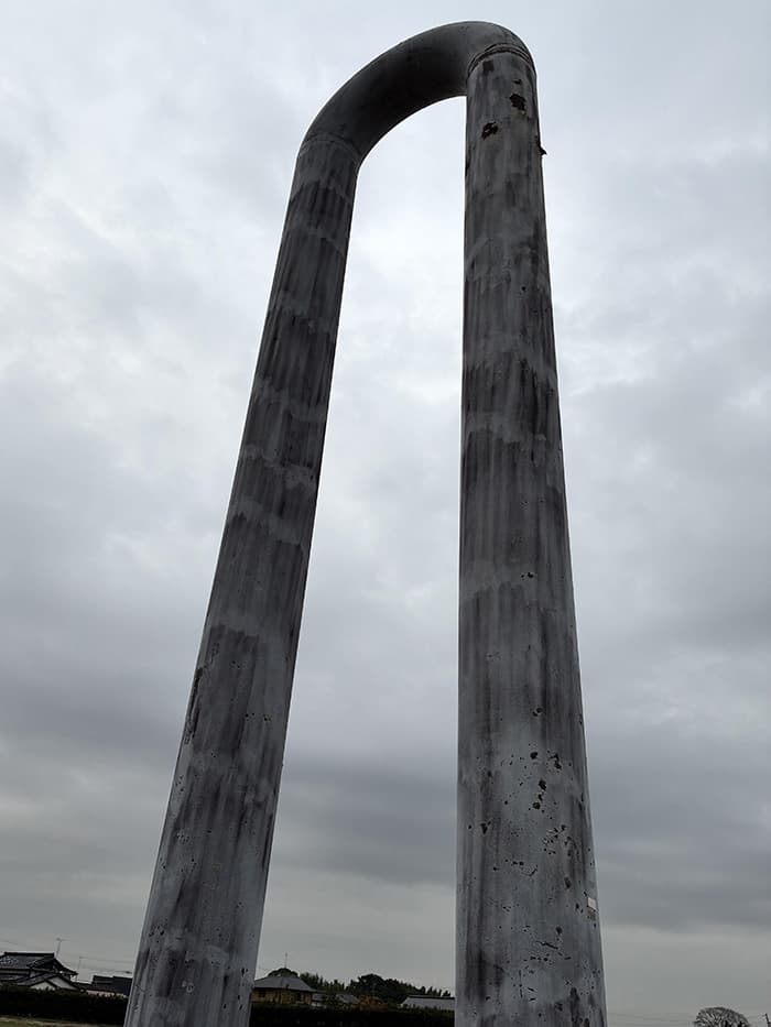 田んぼに生えてる謎の建造物