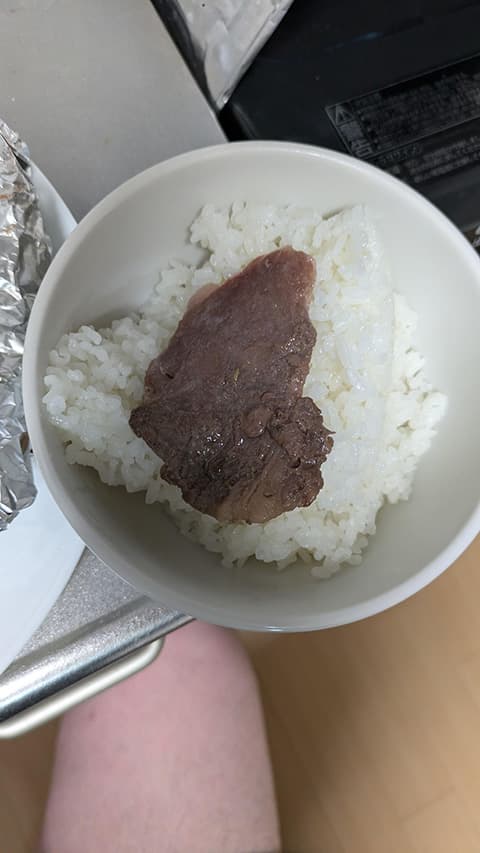 肉を焼く