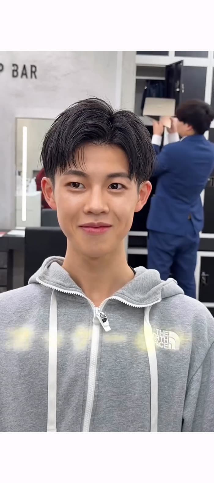 美容室でイケメンになる男性