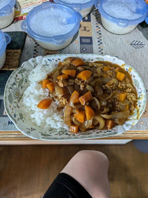 カレーを食べる