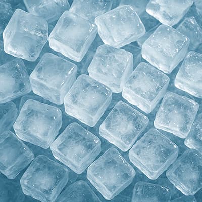 何で水って冷やすと凍るの？