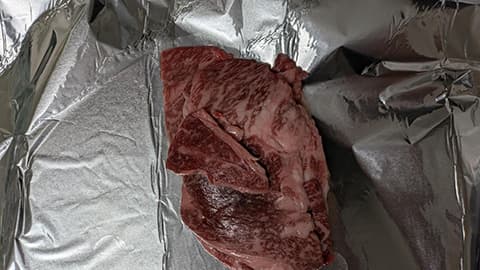 肉を焼く