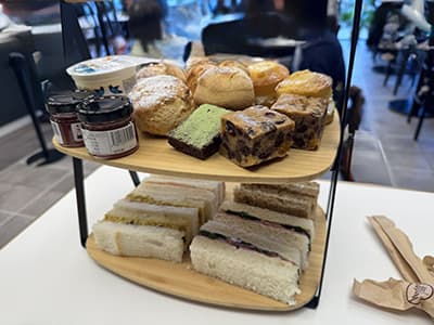 万博イギリス館の5,000円のアフタヌーンティーセット美味しそうすぎ