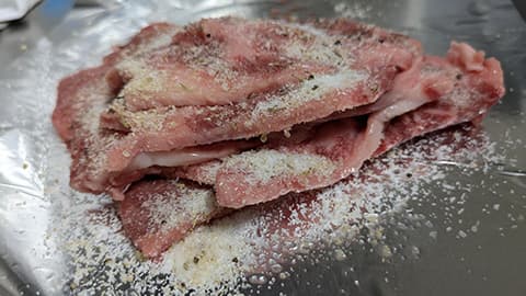 肉を焼く