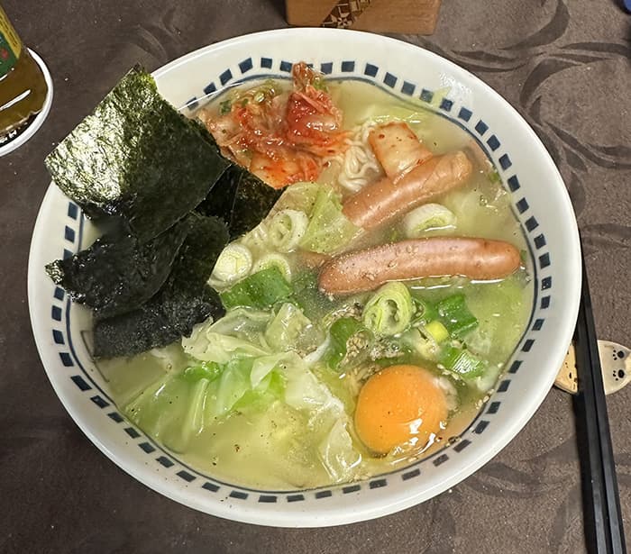 サッポロ一番塩ラーメンにキムチやソーセージを添えて