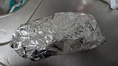 肉を焼く