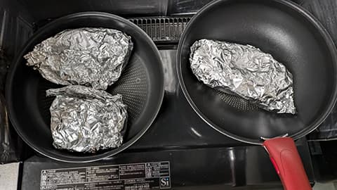 肉を焼く