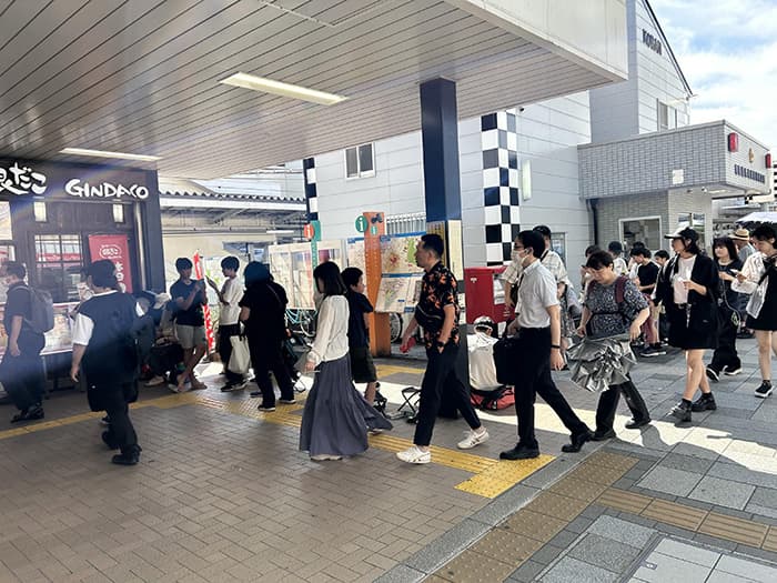 銀だこ88円セールに並ぶ人々