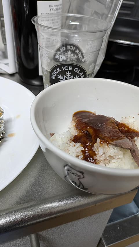 肉を焼く