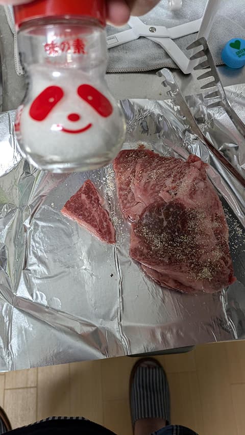 肉を焼く