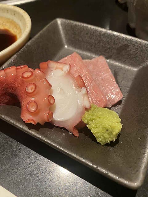 居酒屋「はい、頼まれてないけどお通しのトマトね」ワイ「え、え、単なるトマトに700円～！？！？！？」
