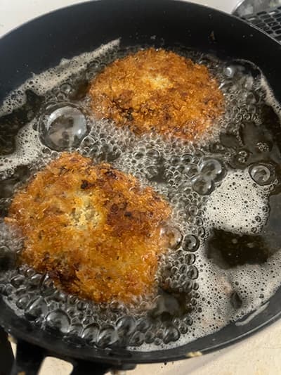 コロッケを揚げる