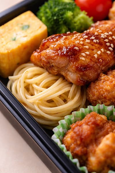 弁当のおかずの下にある謎パスタ