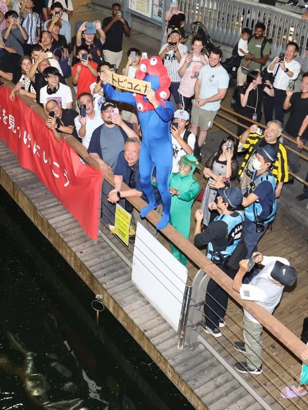 ミャクミャク道頓堀に飛び込む