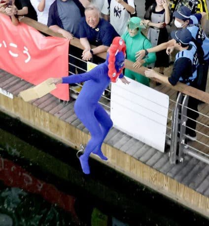 ミャクミャク道頓堀に飛び込む