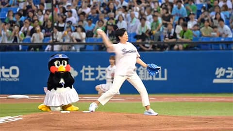 小池百合子知事(72)、始球式で骨折
